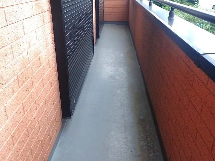 ウレタン防水通気緩衝工法する前のベランダ