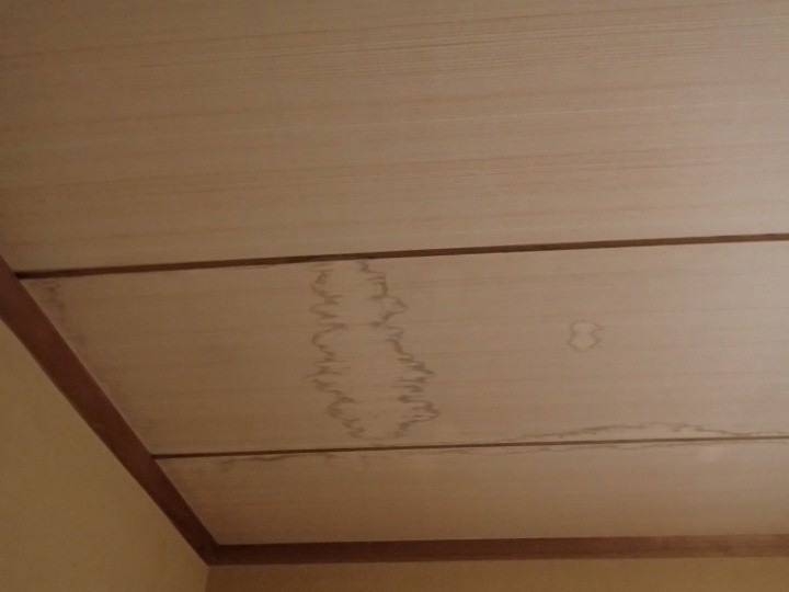 天井に広がった雨染み