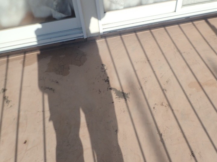 サッシ周りの汚れと浮き
