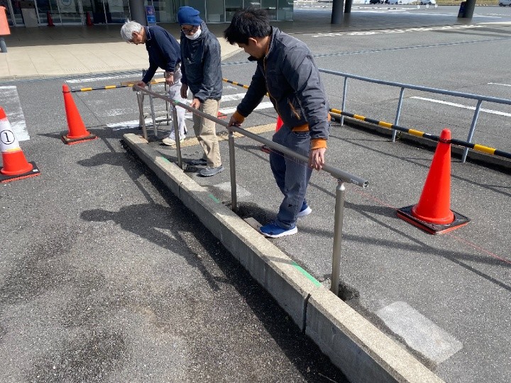 新規手摺の設置作業