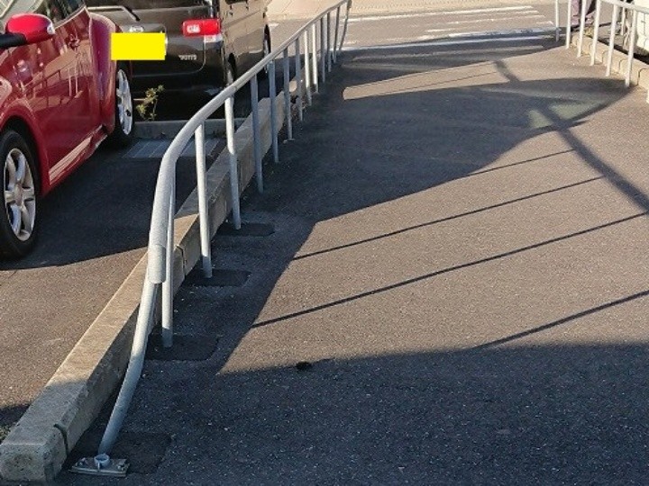 手摺交換工事前の駐車場