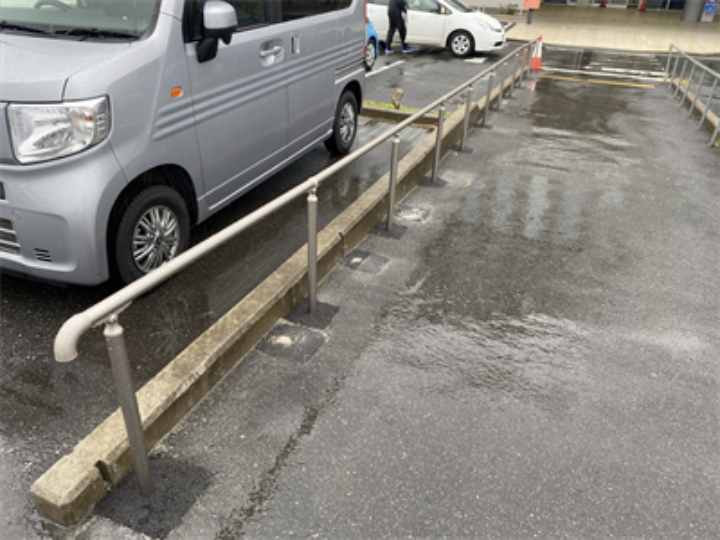 手摺交換工事後の駐車場