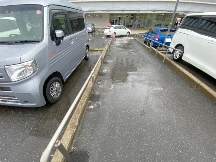 駐車場手摺をLIXIL製品の手摺に交換工事