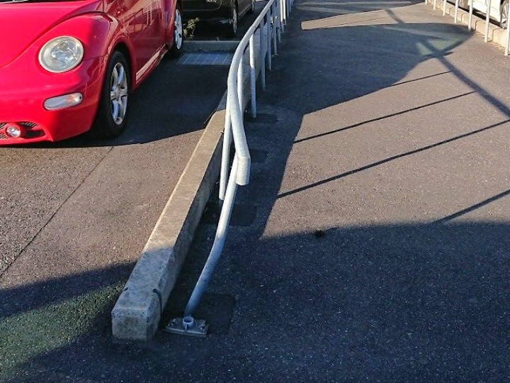 曲がった歩道手摺