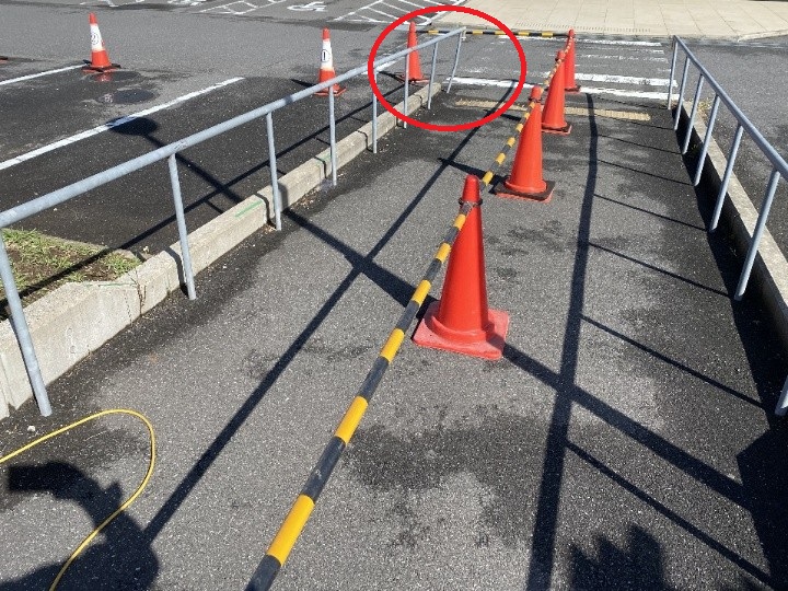 破損した駐車場手摺