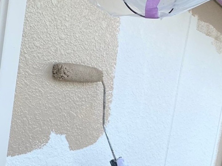外壁の中塗り作業