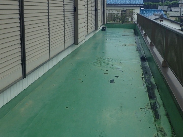 傷んだベランダ