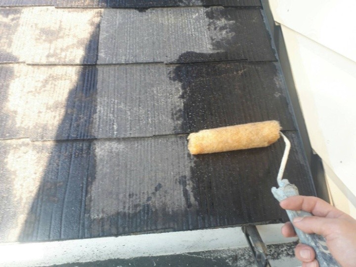 屋根塗装の下塗り作業