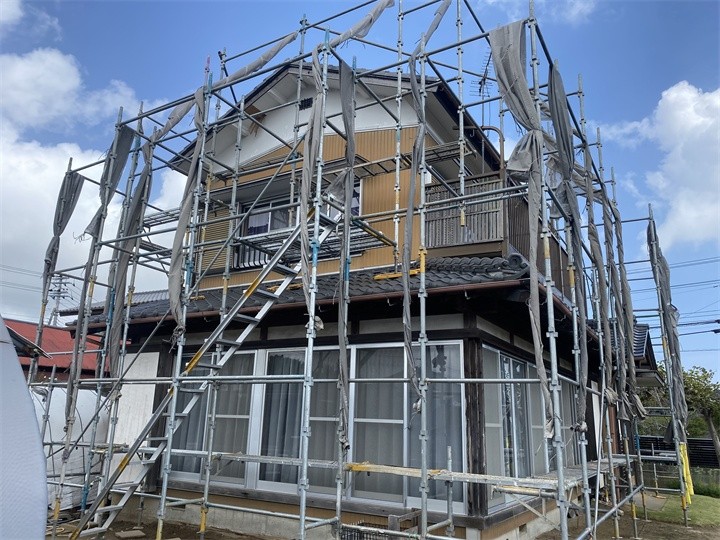 足場を設置した住宅