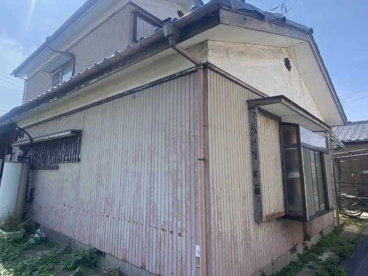 劣化したトタン外壁全景