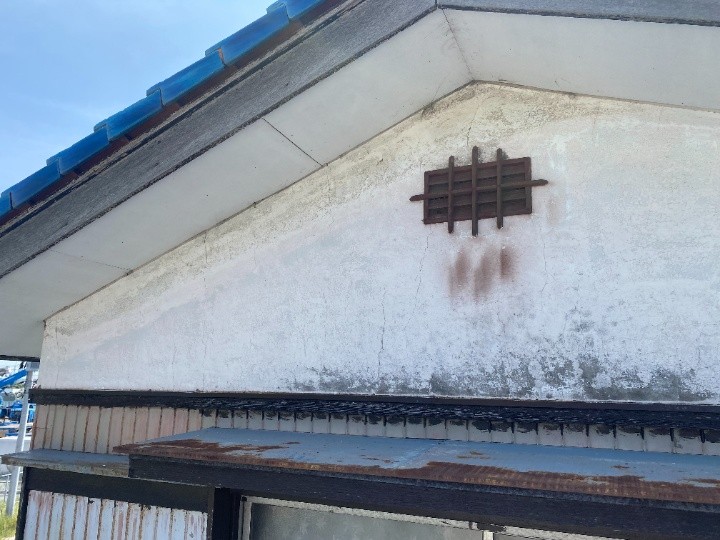 上部外壁の汚れと錆跡