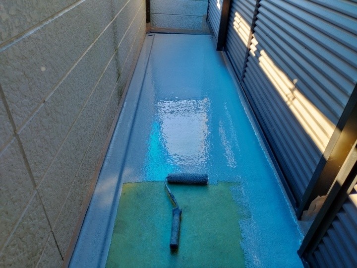 防水材塗布中の床