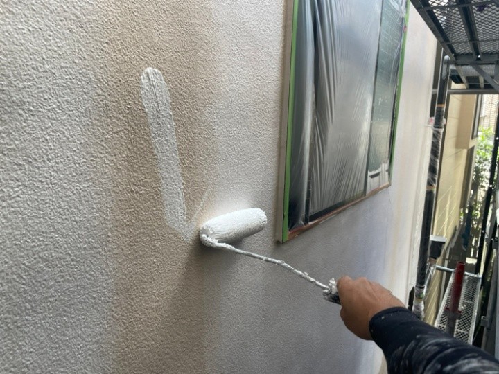 外壁の下塗り作業