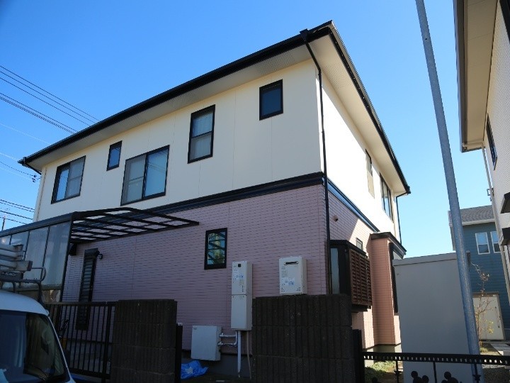 遮熱塗料を屋根に超低汚染塗料を外壁に使用して塗装工事した外観