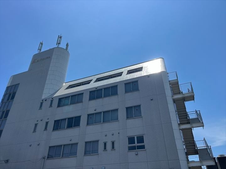 塗装工事を行い防水性を強化したビル