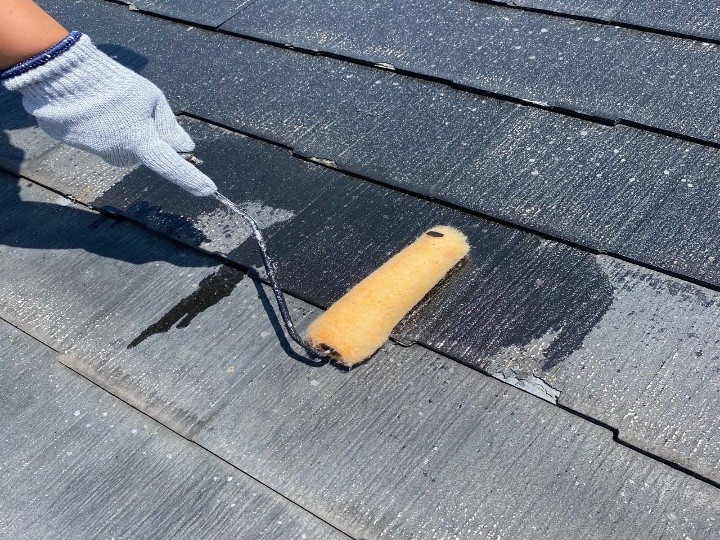 屋根の下塗り作業