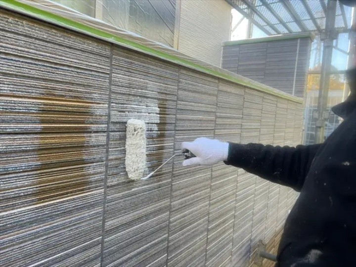 外壁の下塗り作業