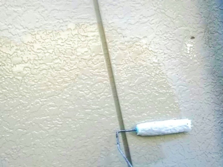 外壁の下塗り作業