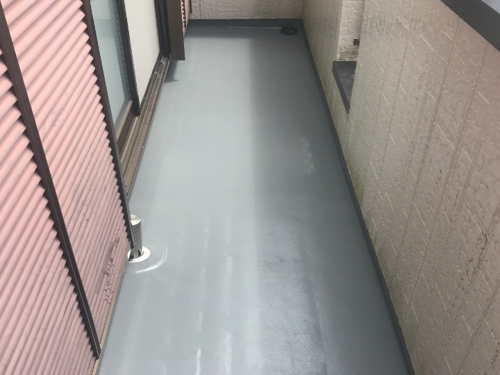 ウレタン塗膜防水通気緩衝工法後のバルコニー