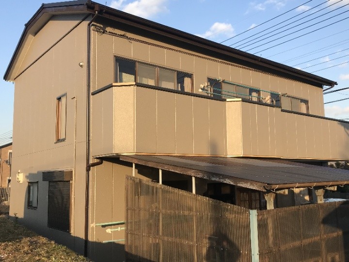 傷んだ外壁に「シーリング補修＋パーフェクトトップで外壁塗装工事」を行い美観と防水性を復旧