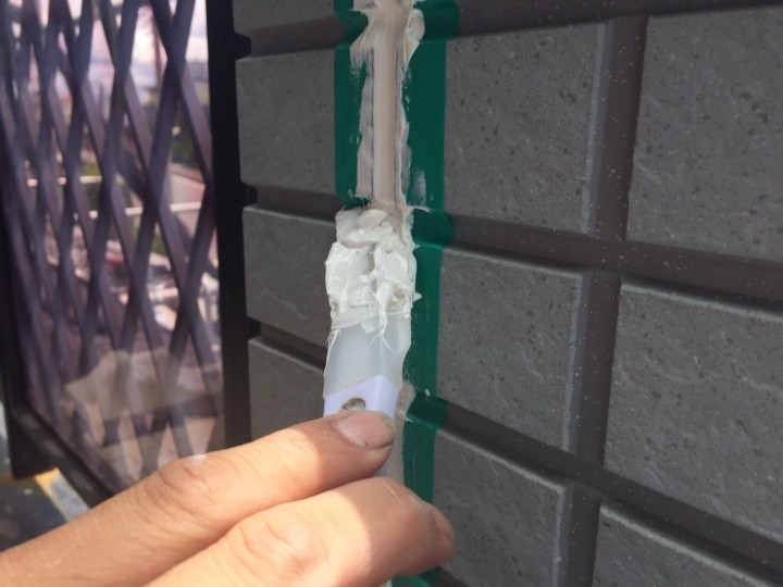 既存コーキングの撤去と新規充填