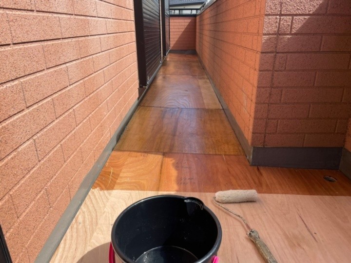 床材の張り替えとプライマー塗布