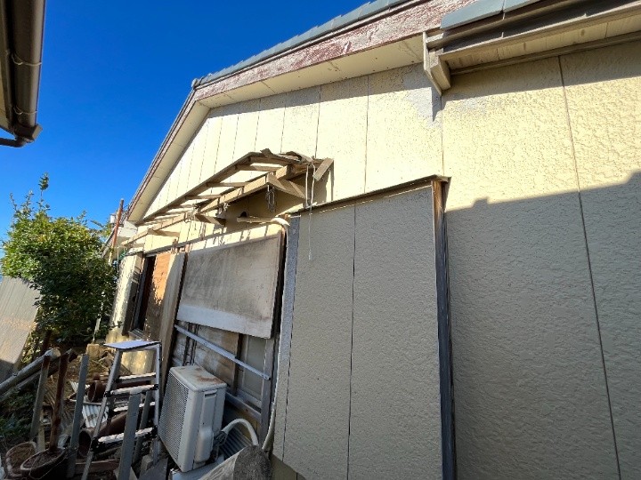 強風により破損した外壁