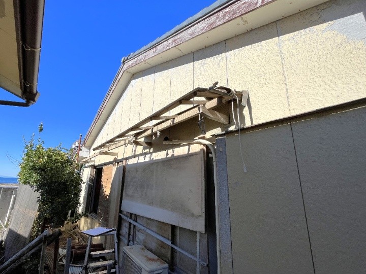 飛散した庇と外壁被害