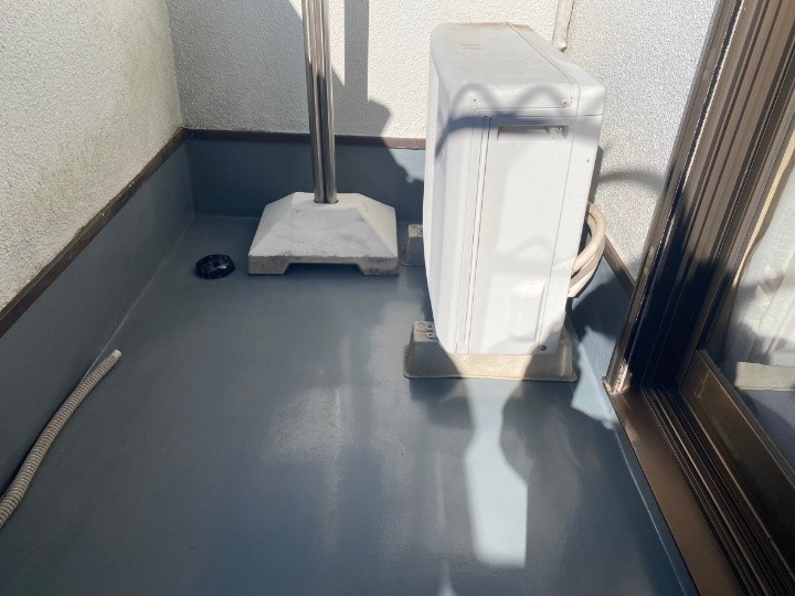 ベランダから軒天への雨漏りを通気緩衝工法ウレタン防水工事で改善したお住まい