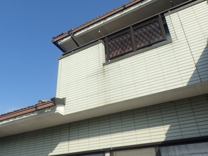 外壁の色褪せと汚れの付着