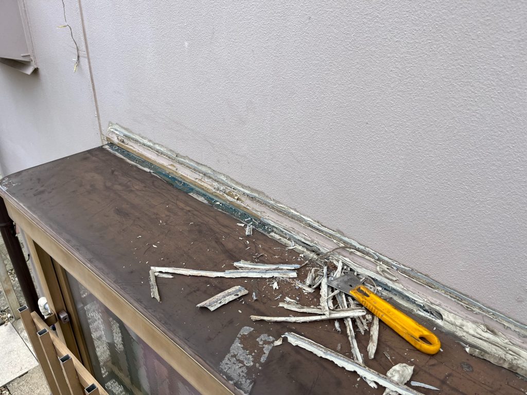 出窓シール撤去作業