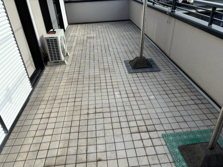 ウレタン防水通気緩衝工法前のベランダ
