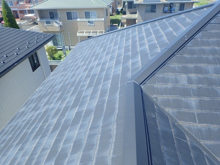 屋根全体の色褪せと塗膜劣化