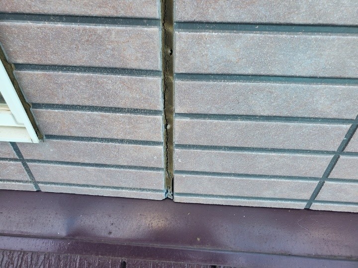 コーキングの欠損とひび割れ