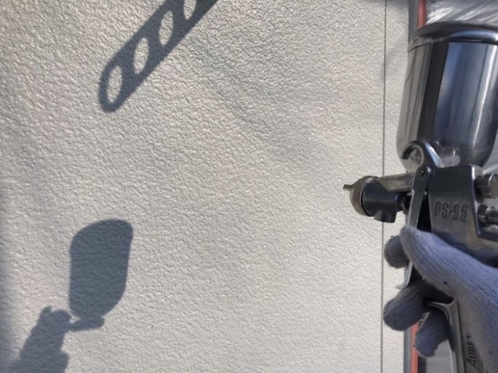 外壁下塗りの吹き付け作業