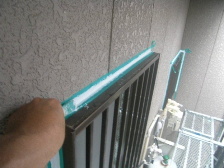 コーキングの撤去と新規充填