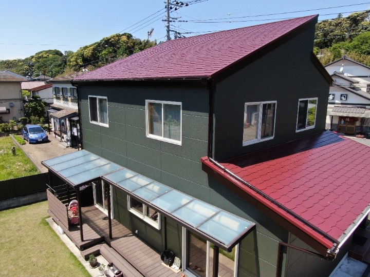 苔が目立つお住まいにパーフェクトトップを用いた外壁塗装工事を行い美観回復
