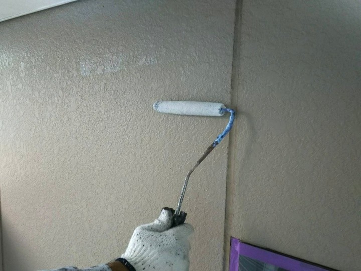 外壁の下塗り作業