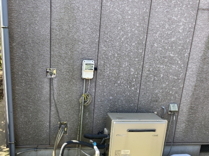 外壁表面の汚れと苔の付着