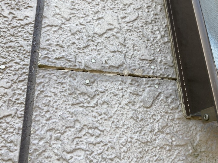 外壁継ぎ目のコーキングの割れ