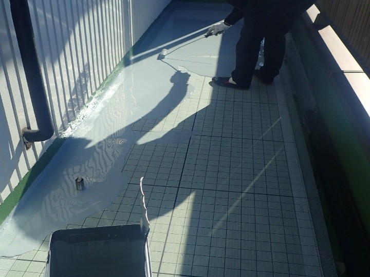 通気緩衝シート敷設後にウレタン防水を塗布（一層目）