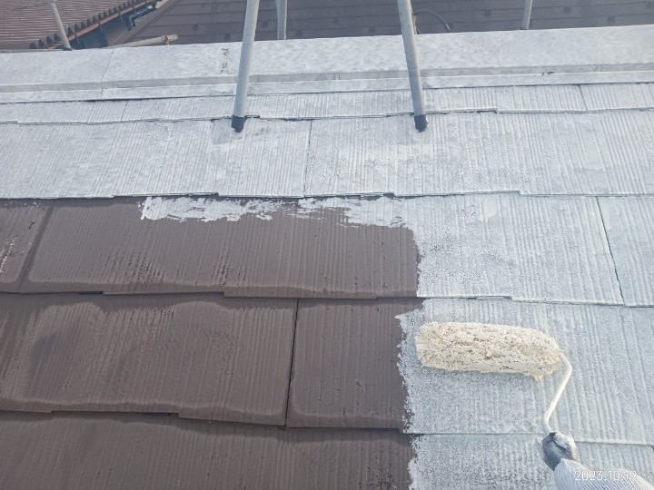 屋根の下塗り作業