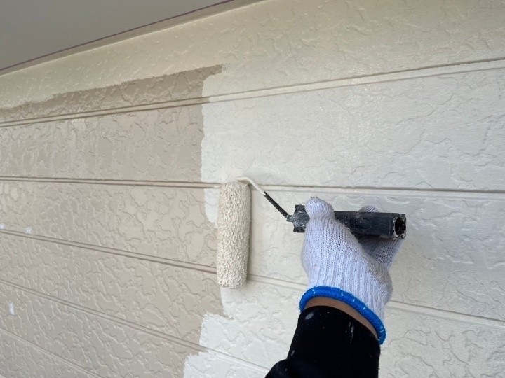 外壁の中塗り（NC-11）