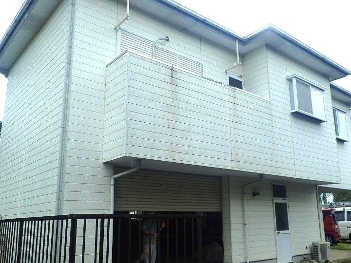 外壁全体の汚れと黒ずみ