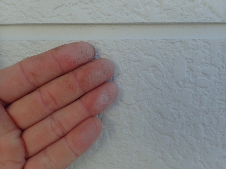 外壁に触れると粉が付く状態