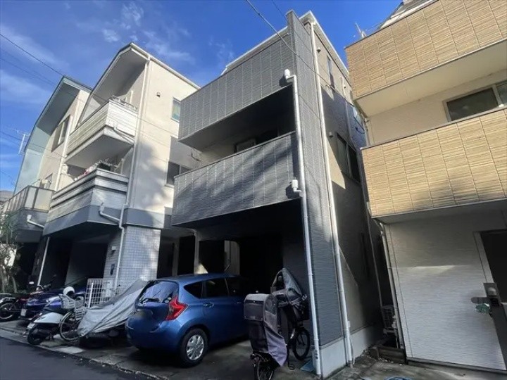 工事後の苔が繁殖した屋根と外壁