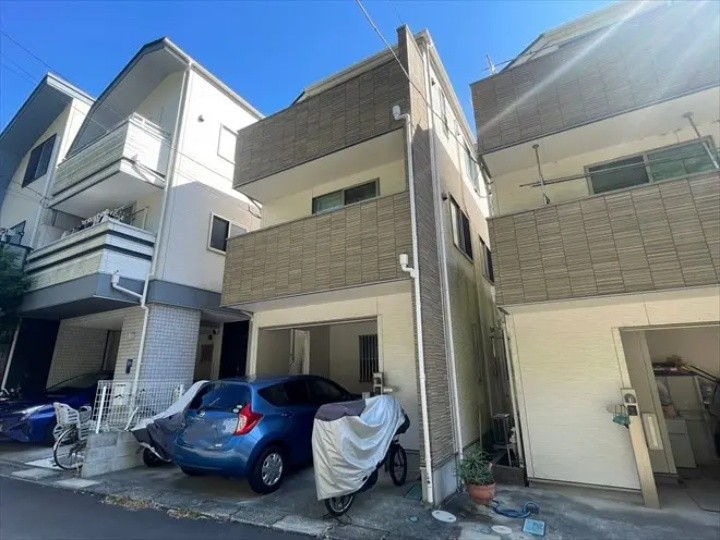工事前の苔が繁殖した屋根と外壁