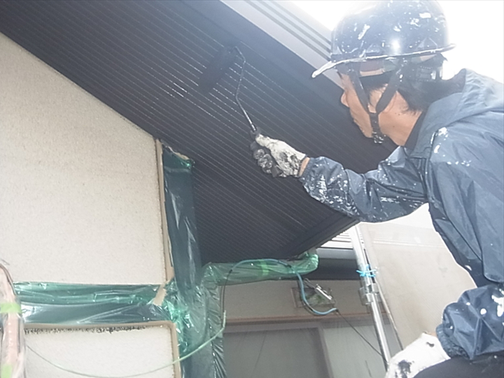 軒天塗装工事の様子