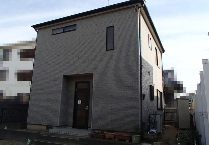 佐倉市江原のお住まいで窯業系サイディングの外壁を調査！塗膜の剥がれやシーリングの劣化が始まっていました。