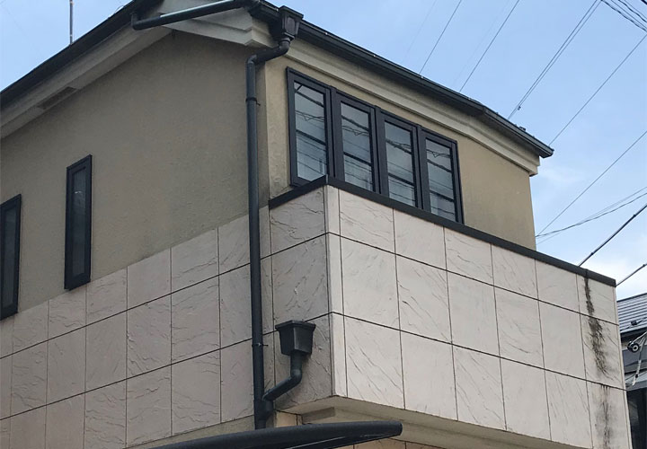 船橋市南本町にて、経年汚れが目立つ外壁の調査を行いました。撥水性の失われた外壁には外壁塗装が必要です。